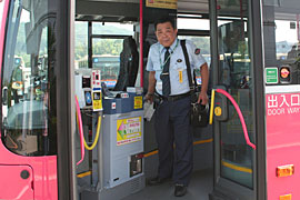 秋田県・秋北バスの運転手さんとバスガイドさん、社長さん