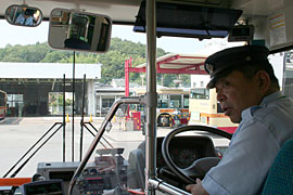 秋田県・秋北バスの運転手さんとバスガイドさん、社長さん