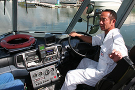 バスの運転手兼船舶操縦士の佐野洋さん